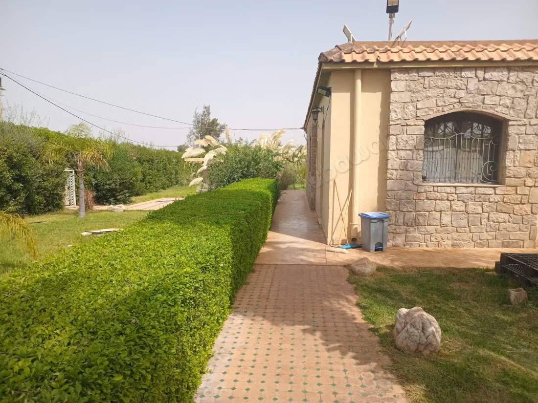 إيجار فيلا فاخرة في عين الشغغ. غرفتان. مفروشة