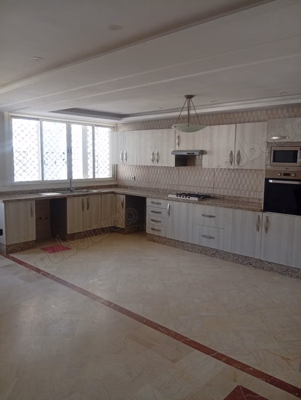 Appartement en location à Riyad. Superficie 160 m². Cuisine entièrement équipée