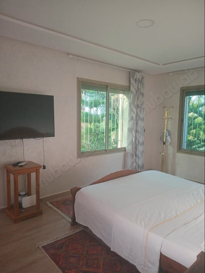Location villa de luxe à Route Immouzer.
Surface totale 7000 m².
Meublé