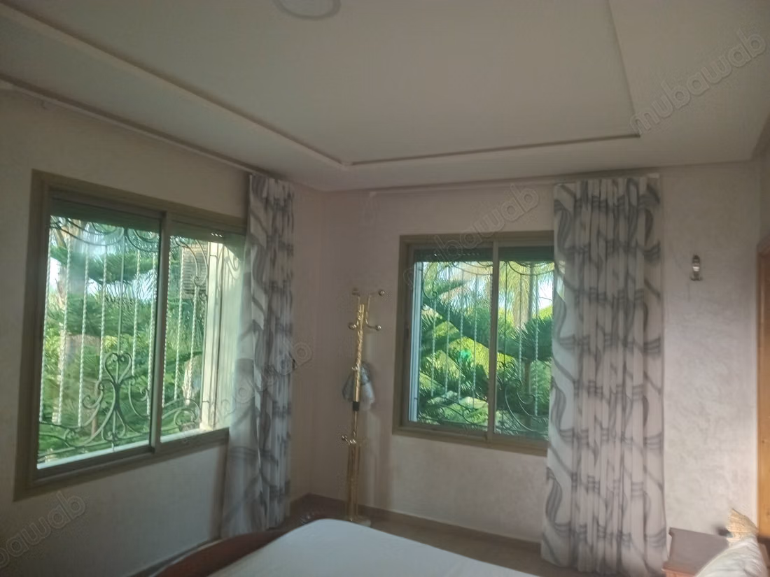 Location villa de luxe à Route Immouzer.
Surface totale 7000 m².
Meublé