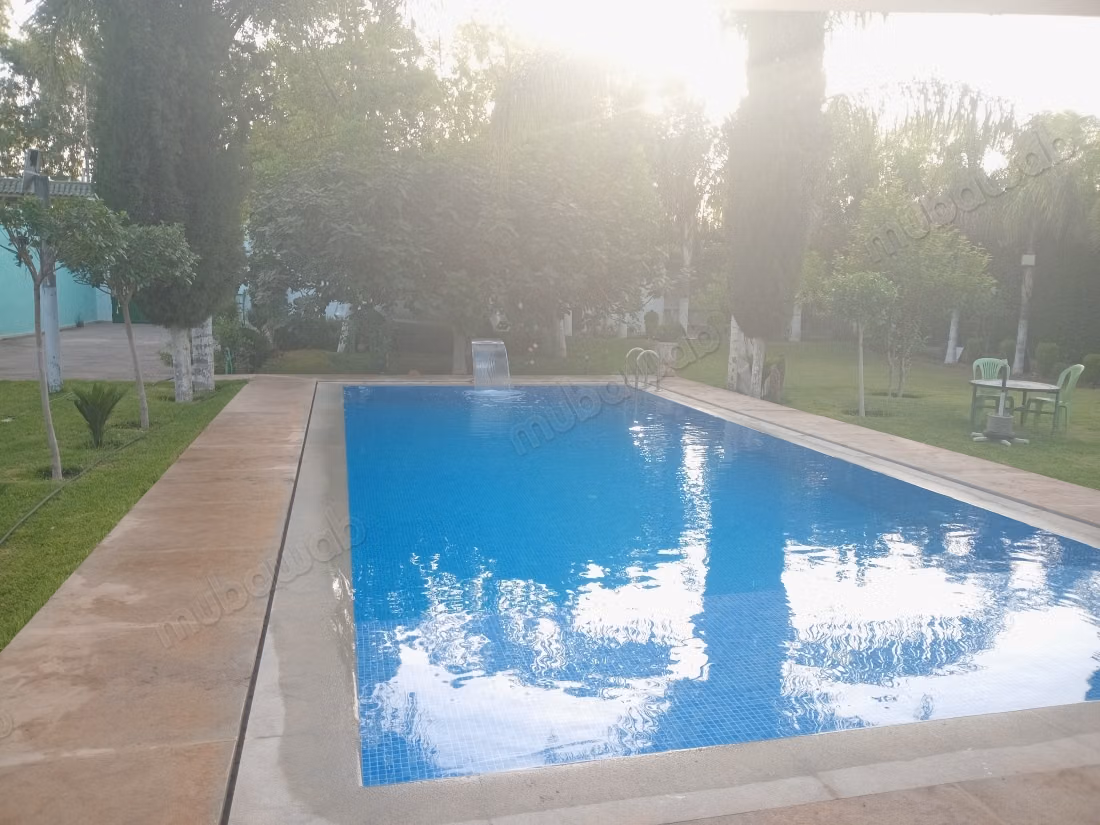 Location villa de luxe à Route Immouzer.
Surface totale 7000 m².
Meublé