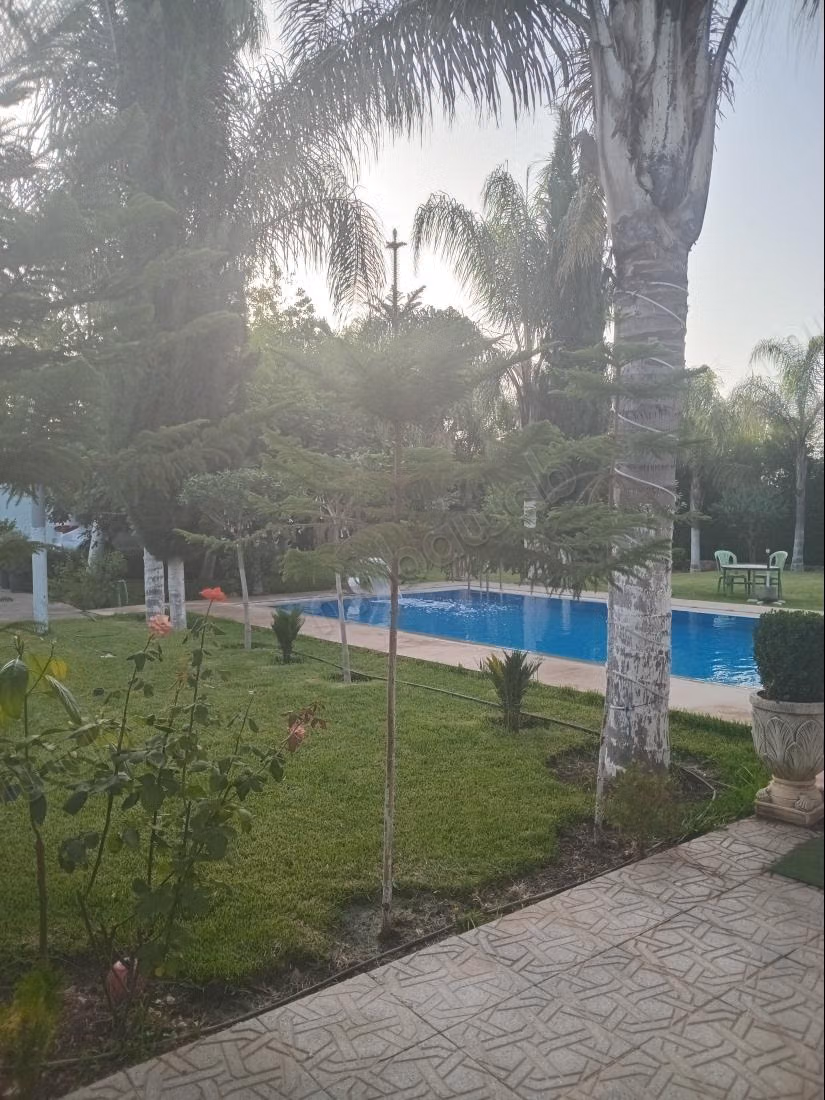Location villa de luxe à Route Immouzer.
Surface totale 7000 m².
Meublé