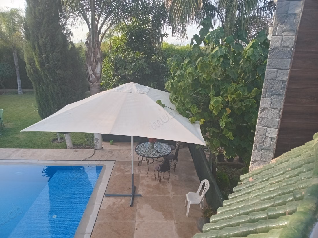 Location villa de luxe à Route Immouzer.
Surface totale 7000 m².
Meublé