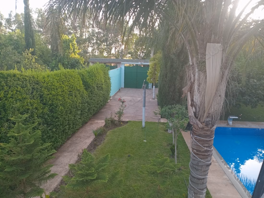 Location villa de luxe à Route Immouzer.
Surface totale 7000 m².
Meublé