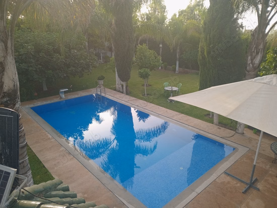 Location villa de luxe à Route Immouzer.
Surface totale 7000 m².
Meublé