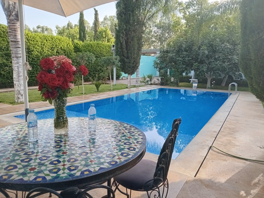 Location villa de luxe à Route Immouzer.
Surface totale 7000 m².
Meublé
