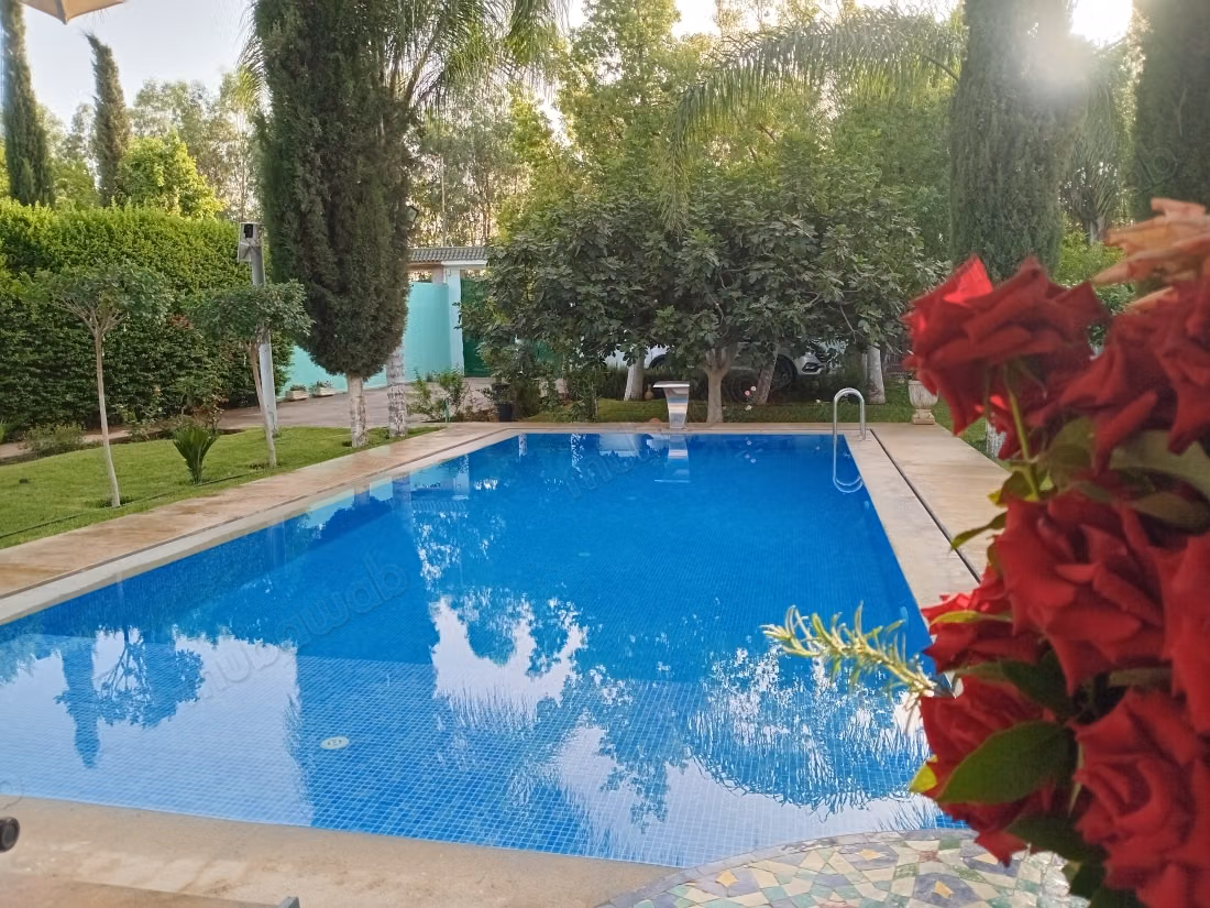 Location villa de luxe à Route Immouzer.
Surface totale 7000 m².
Meublé