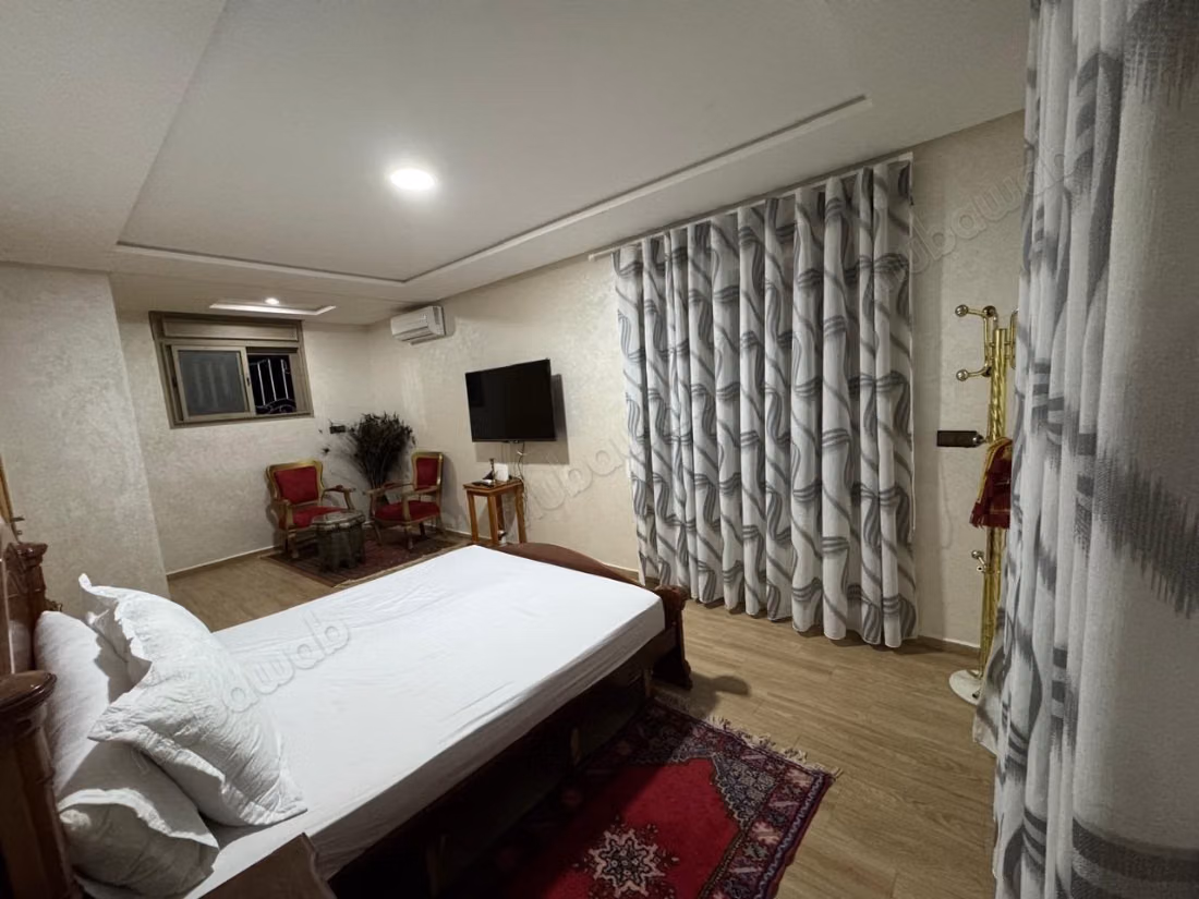 Location villa de luxe à Route Immouzer.
Surface totale 7000 m².
Meublé