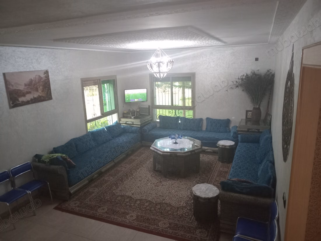 Location villa de luxe à Route Immouzer.
Surface totale 7000 m².
Meublé