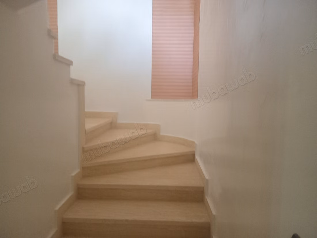 Location villa de luxe à Route Immouzer.
Surface totale 7000 m².
Meublé