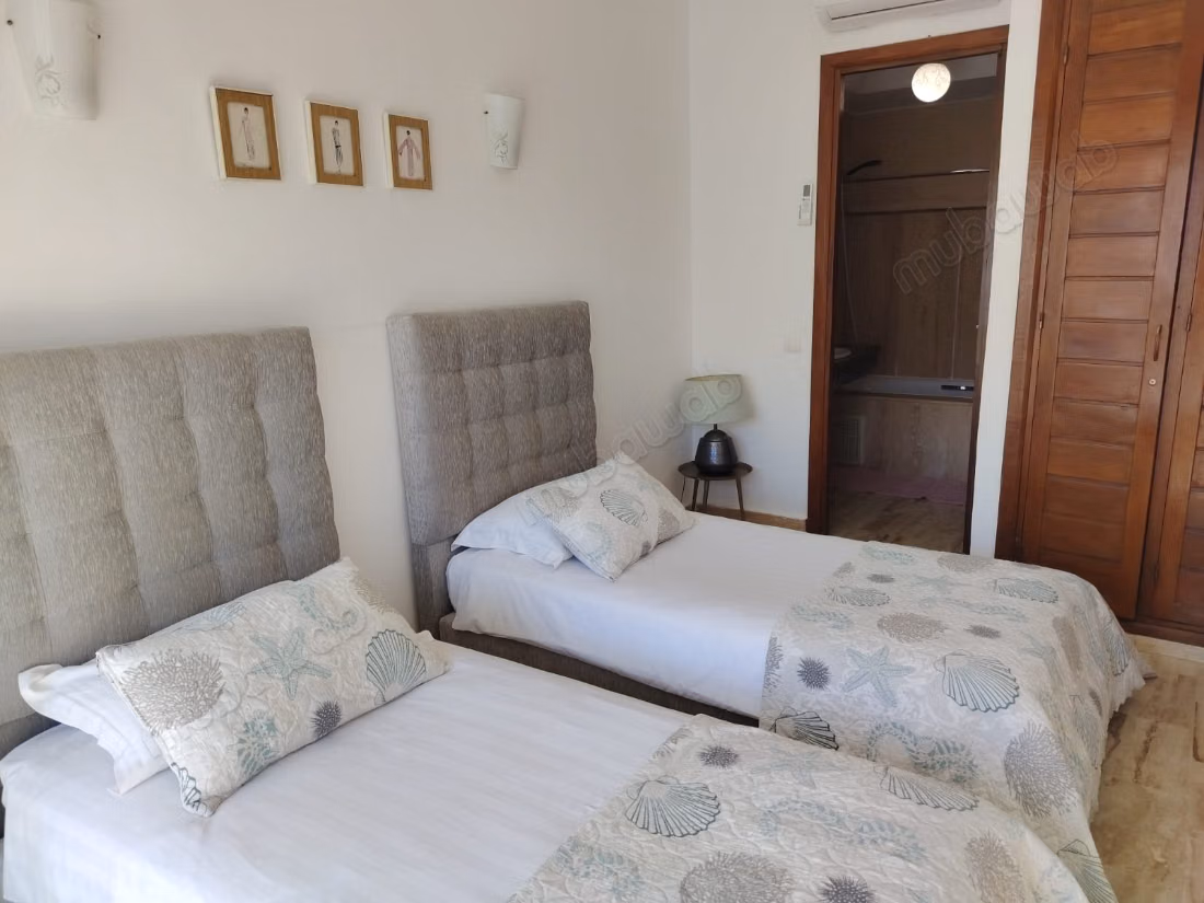 Appartement à vendre à De La Plage. 
Surface totale 98 m². 
Ascenseur et terrasse — 2