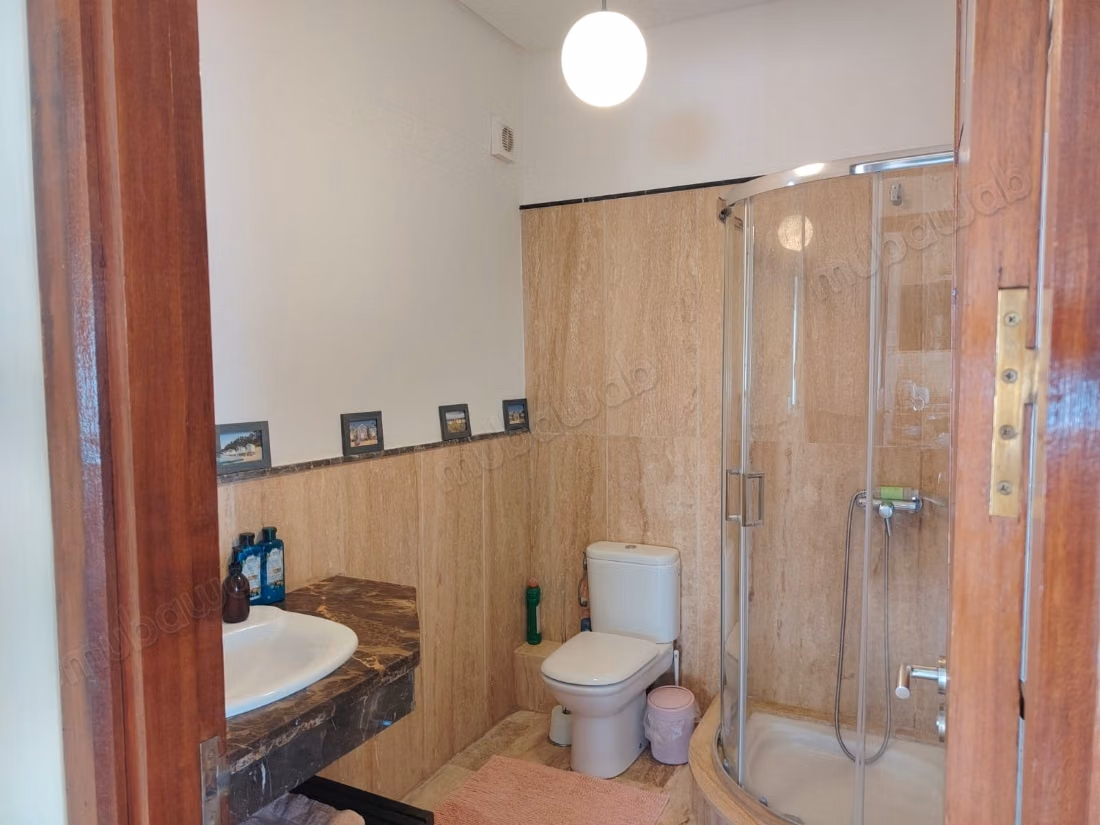 Appartement à vendre à De La Plage. 
Surface totale 98 m². 
Ascenseur et terrasse — 5