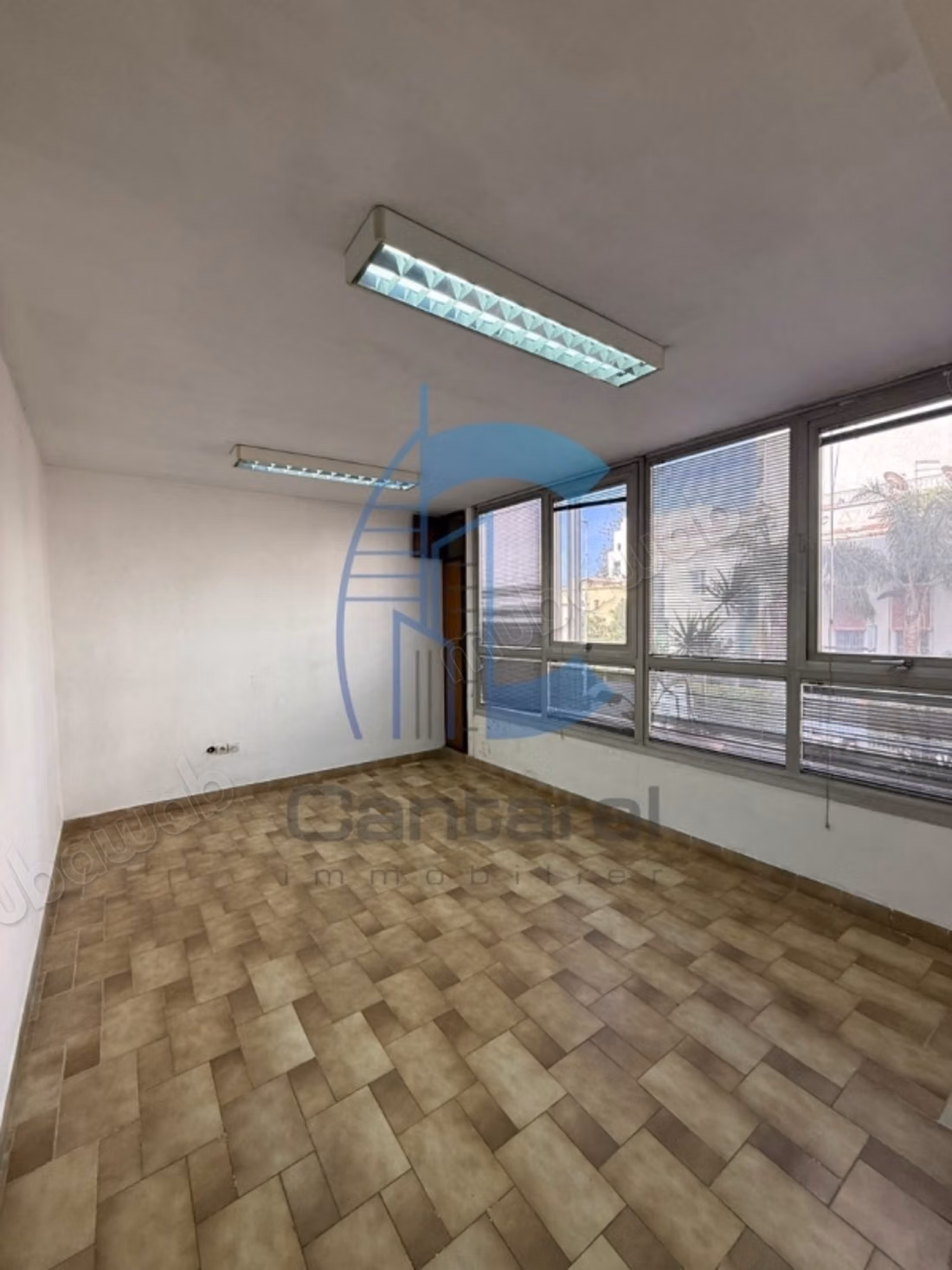 Te Koop - Strategisch Gelegen Gebouw aan Bd Z