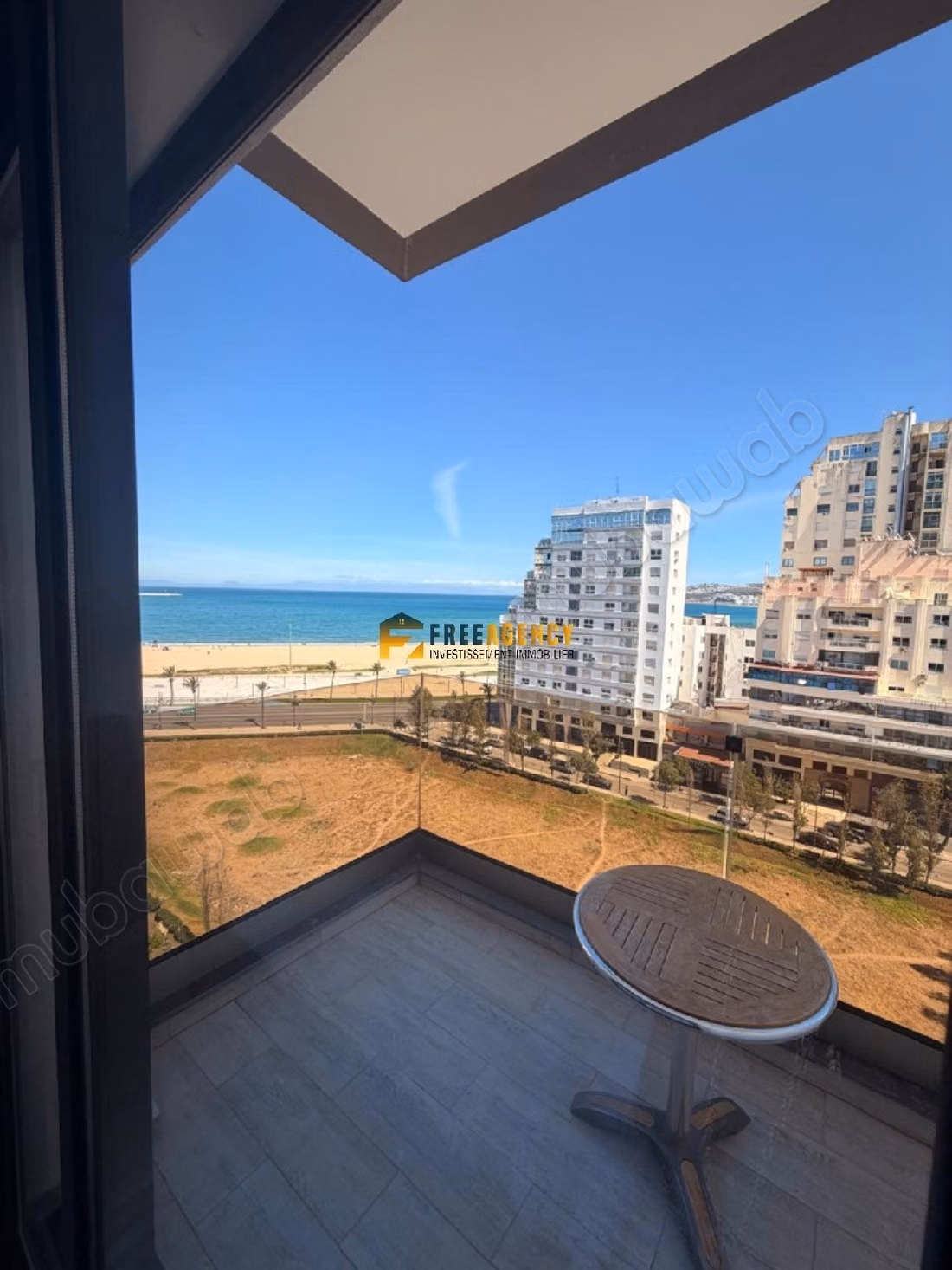 Te koop, luxe appartement met uitzicht op zee