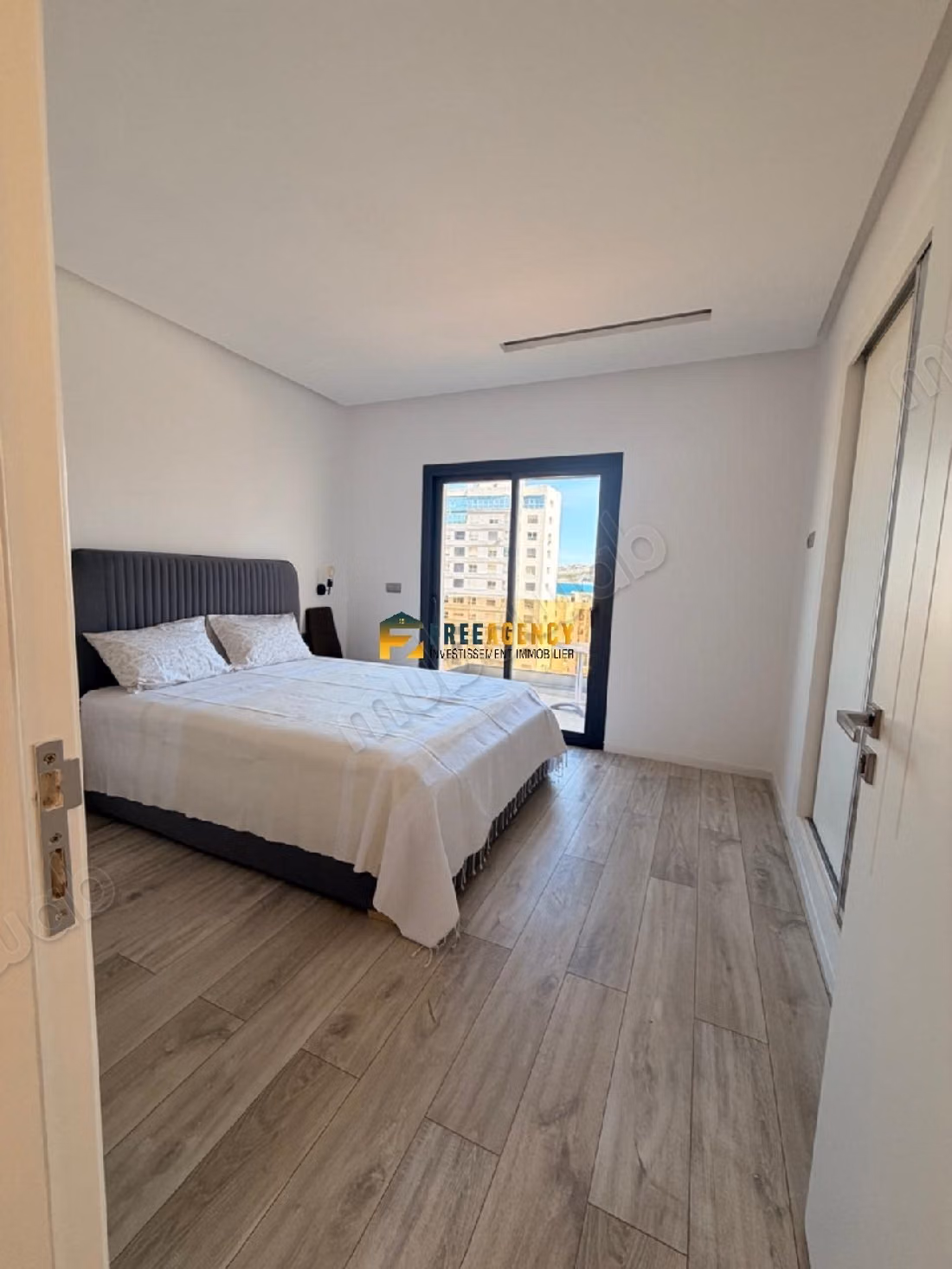 Te koop, luxe appartement met uitzicht op zee