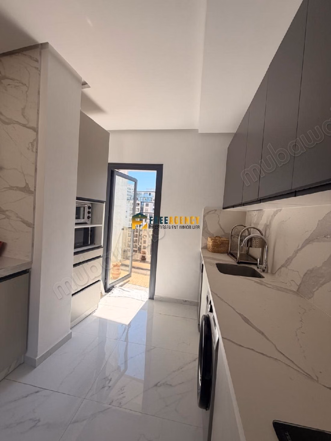 Te koop, luxe appartement met uitzicht op zee
