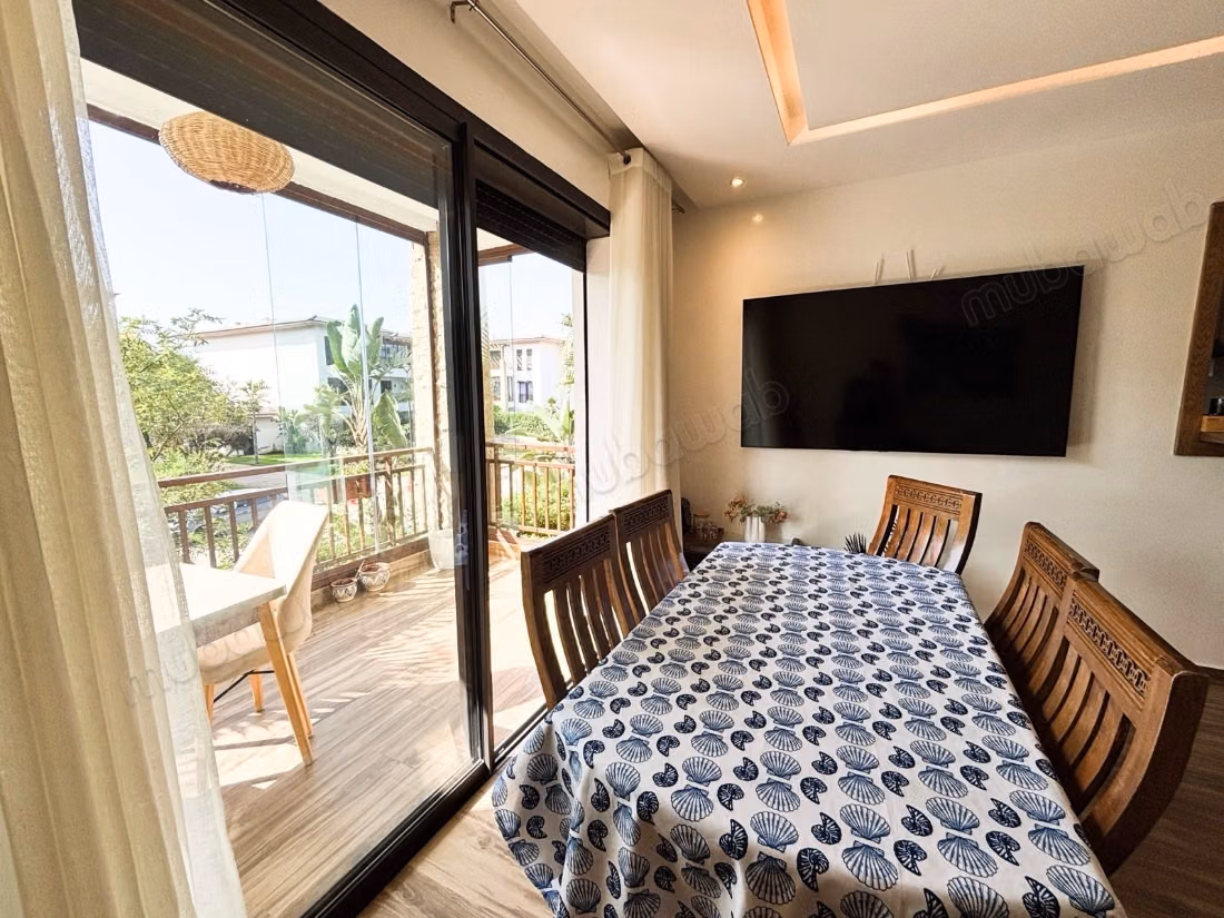 Zeer mooi appartement te huur in Dar Bouazza. Totale oppervlakte 88 m². Goed uitgeruste keuken