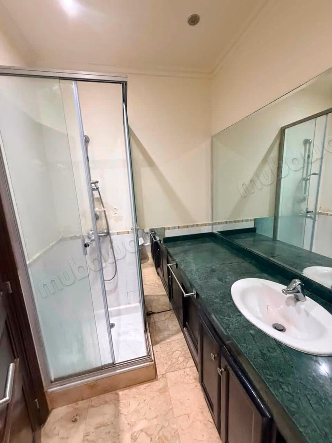 Appartement en location à Racine. 4 pièces. Parking et ascenseur