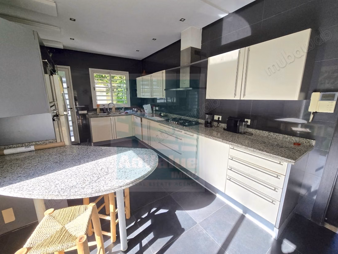 DV. 895: Villa avec piscine à Sidi Maarouf