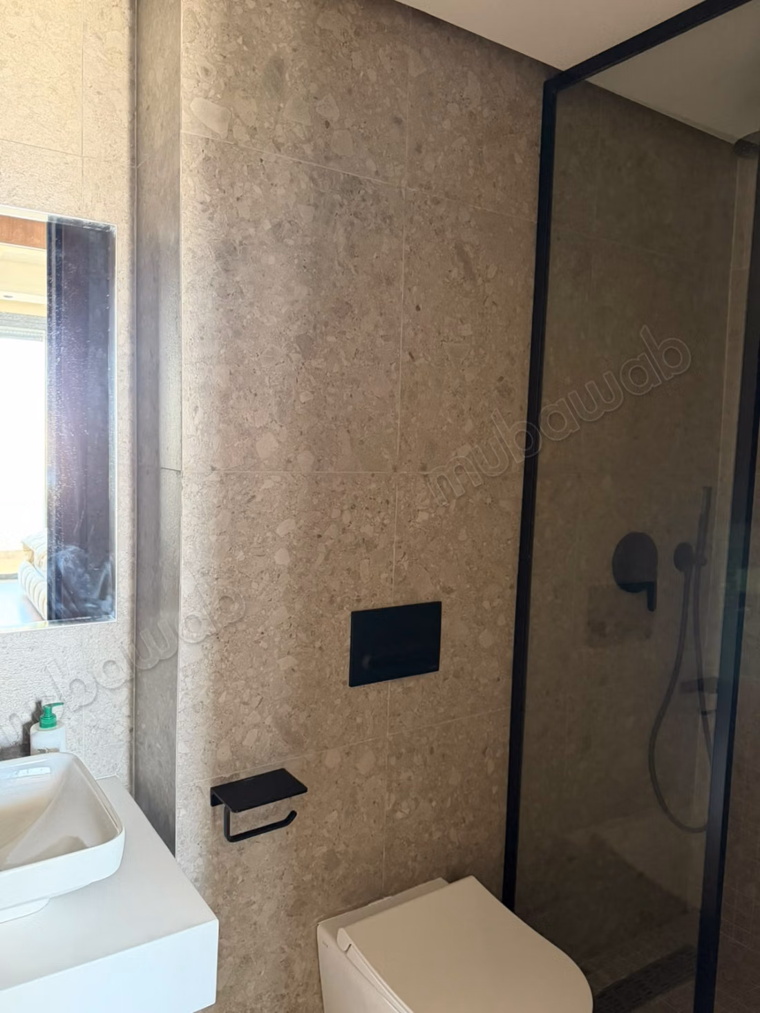 Uitzonderlijk gemeubileerd appartement met terras CFC