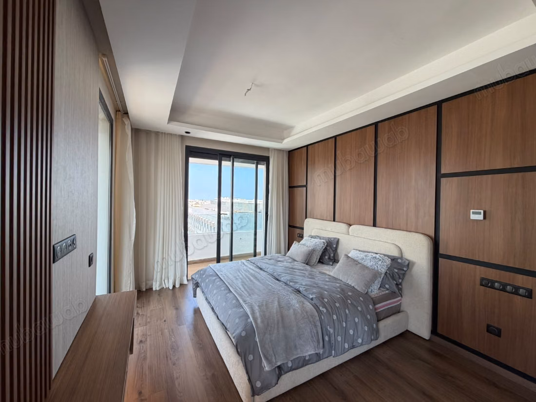 Uitzonderlijk gemeubileerd appartement met terras CFC