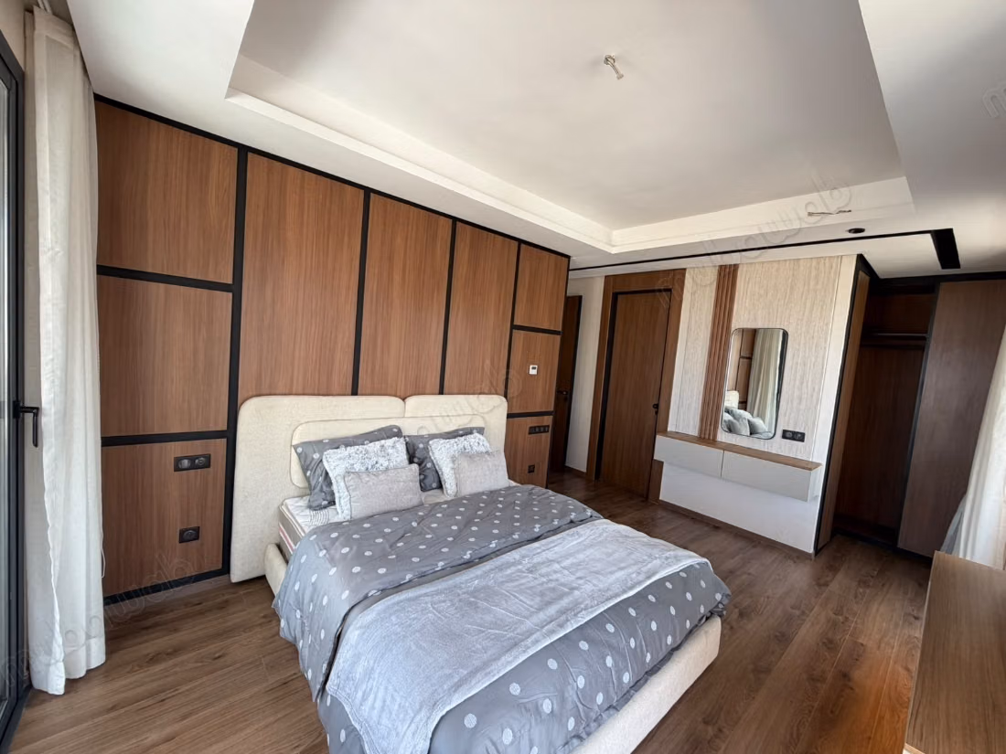 Uitzonderlijk gemeubileerd appartement met terras CFC