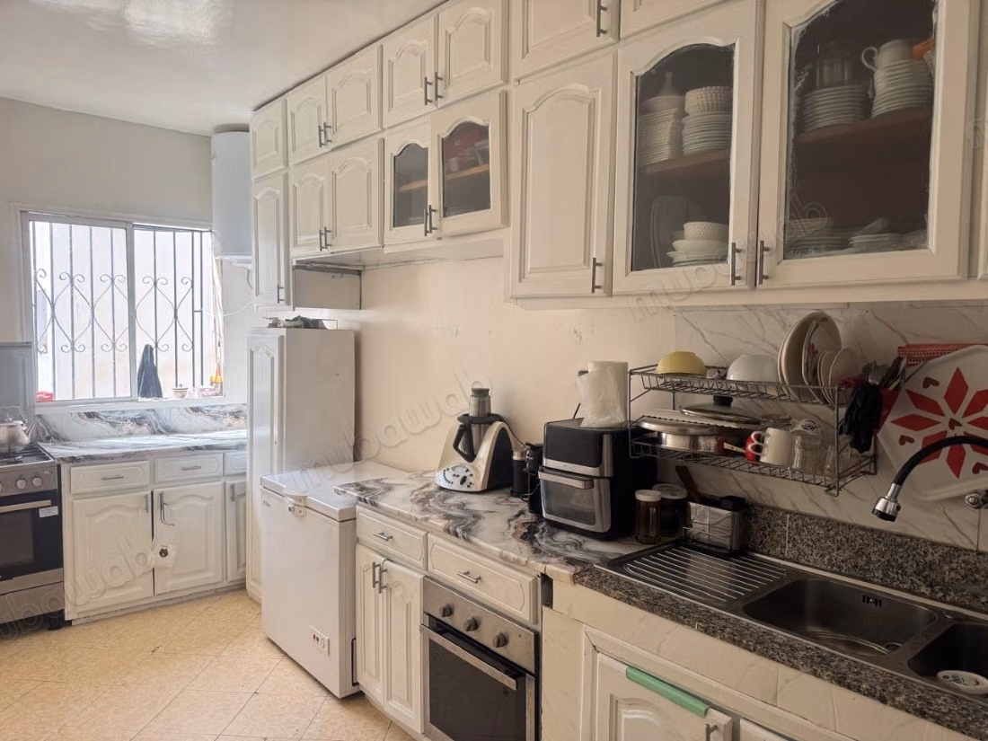 Superbe appartement à vendre à Oulfa. 
Surface de 97 m². 
Salon traditionnel, antenne parabolique générale