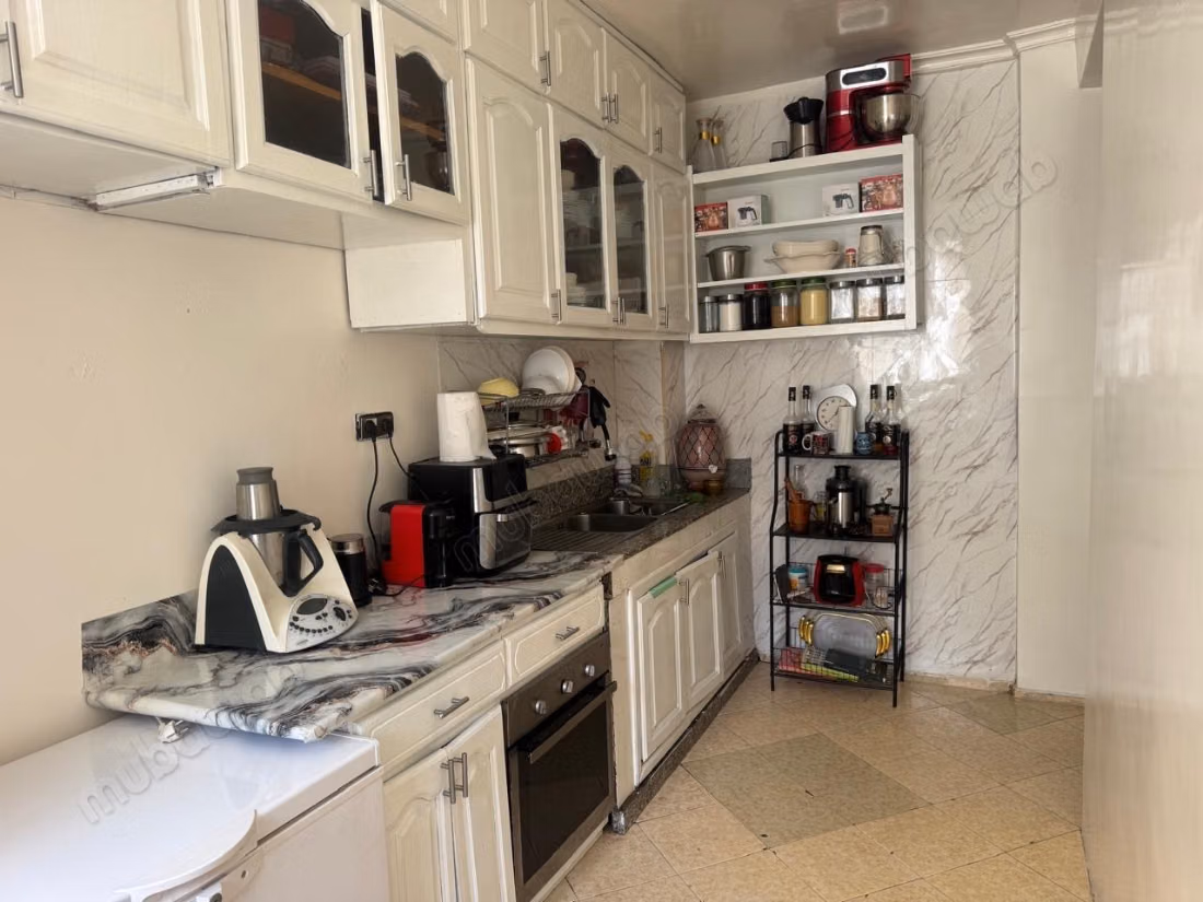 Superbe appartement à vendre à Oulfa. 
Surface de 97 m². 
Salon traditionnel, antenne parabolique générale