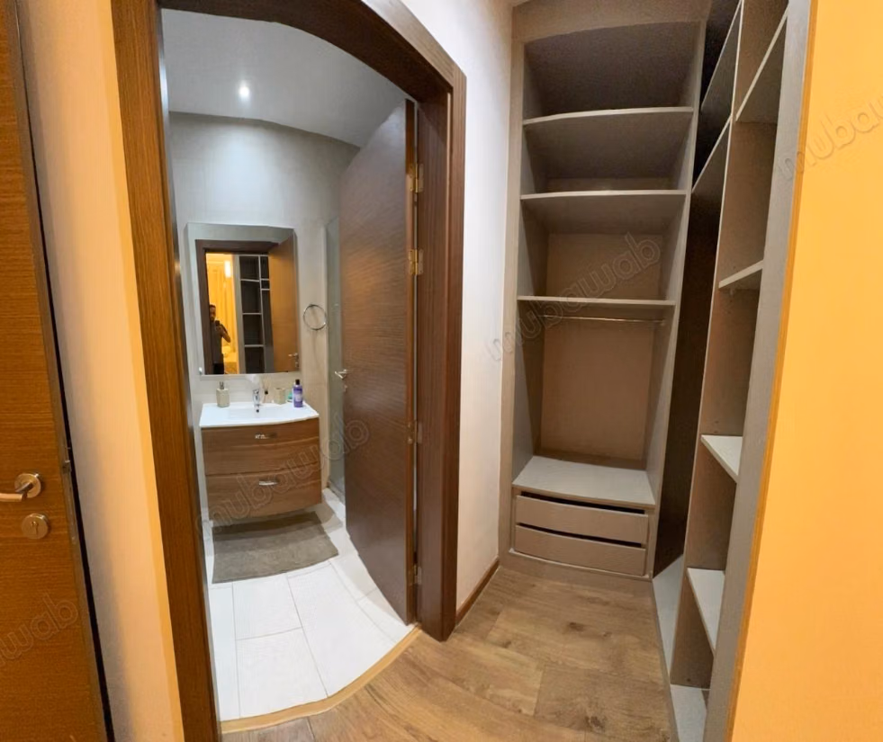 Appartement zonder directe blik op een hoge verdieping in CFC. Oppervlakte van 89 m² gemeubileerd