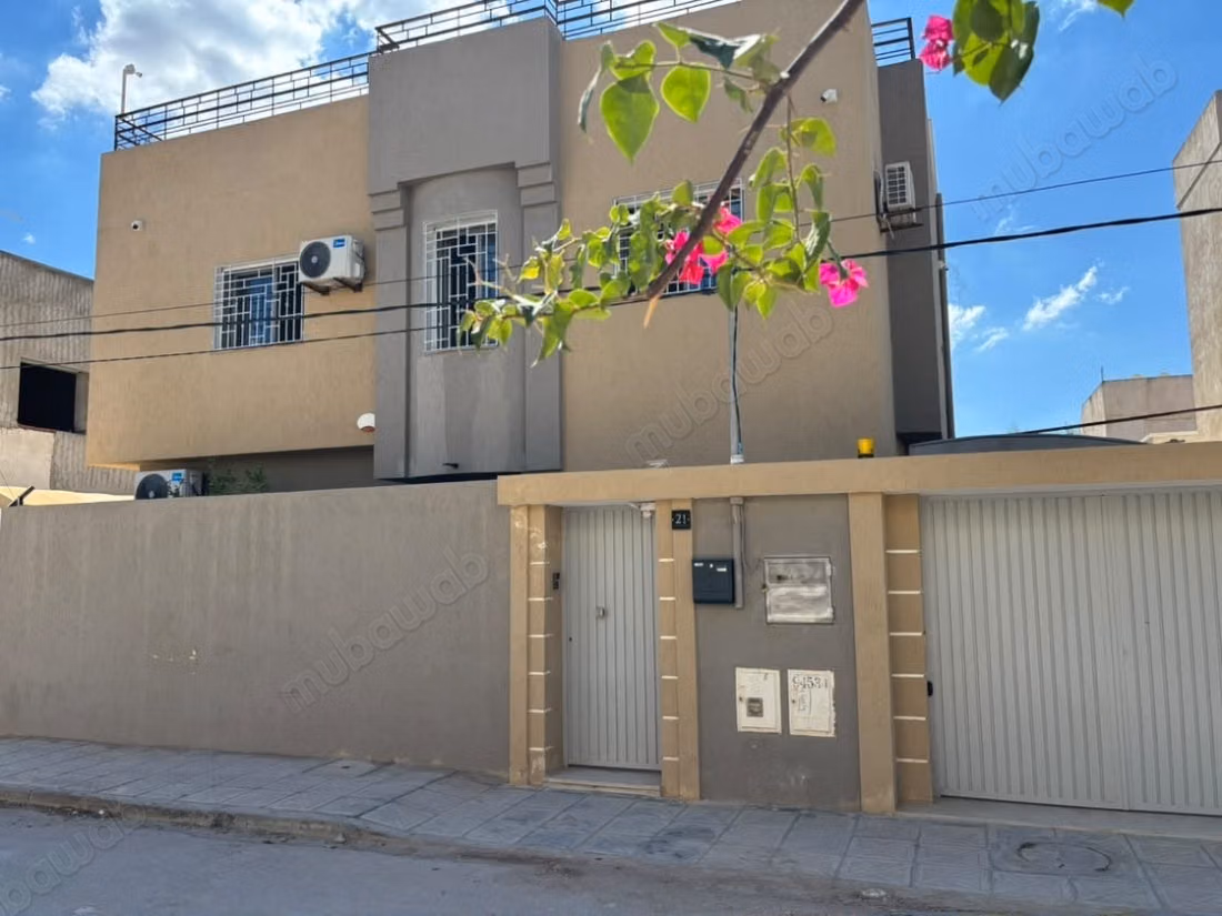 Casa di alta classe in vendita a Nouvelle Ariana. 5 belle camere. Doppi vetri e porta blindata