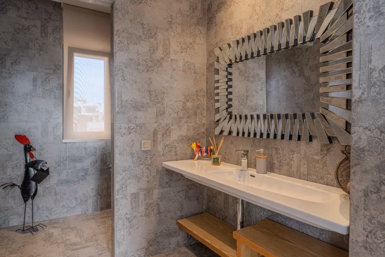 Superb Contemporary Villa 100m from the Beach