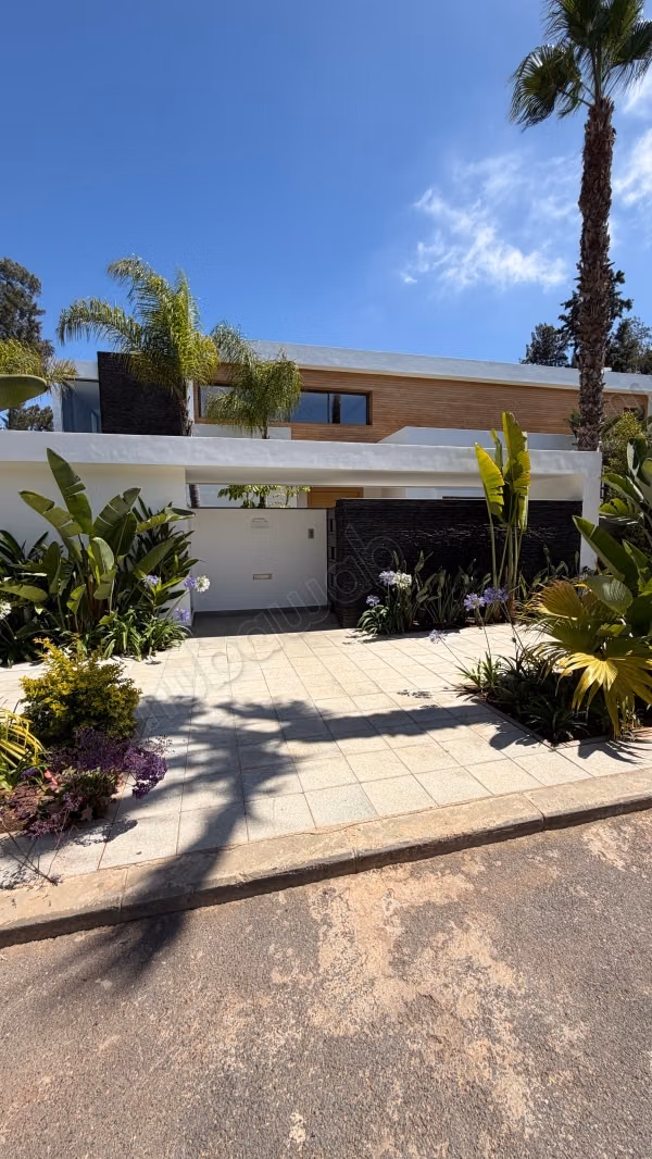 Luxurious villa for sale in Souissi. Total area 2100 m². Double glazed windows and central heating