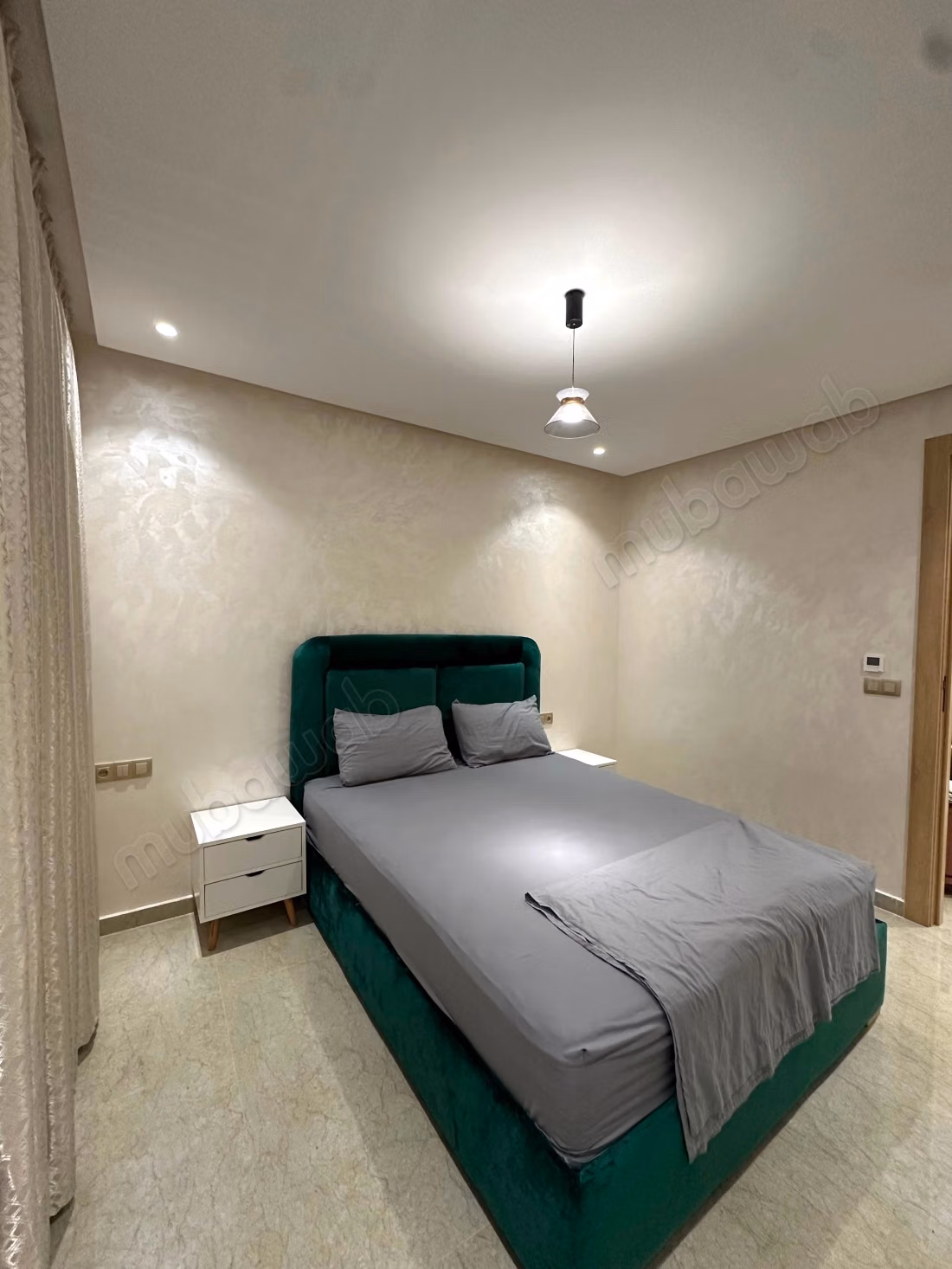 Location d'un appartement en Centre ville. 
Surface de 100 m². 
Bien meublé