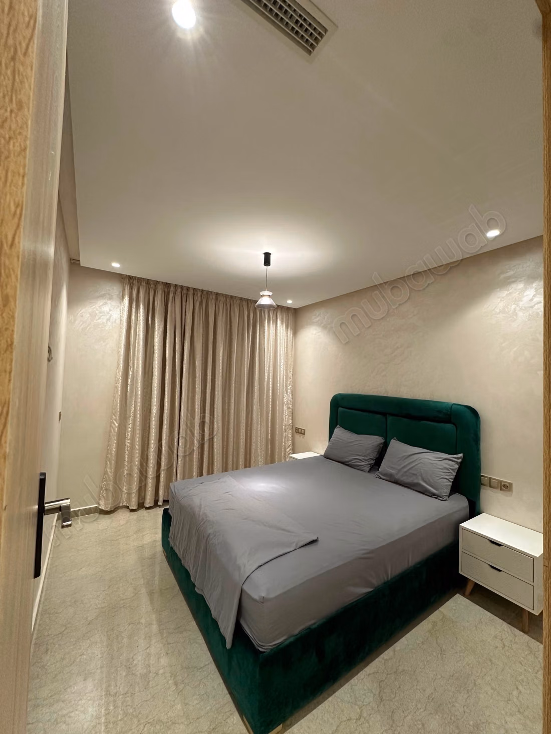 Location d'un appartement en Centre ville. 
Surface de 100 m². 
Bien meublé