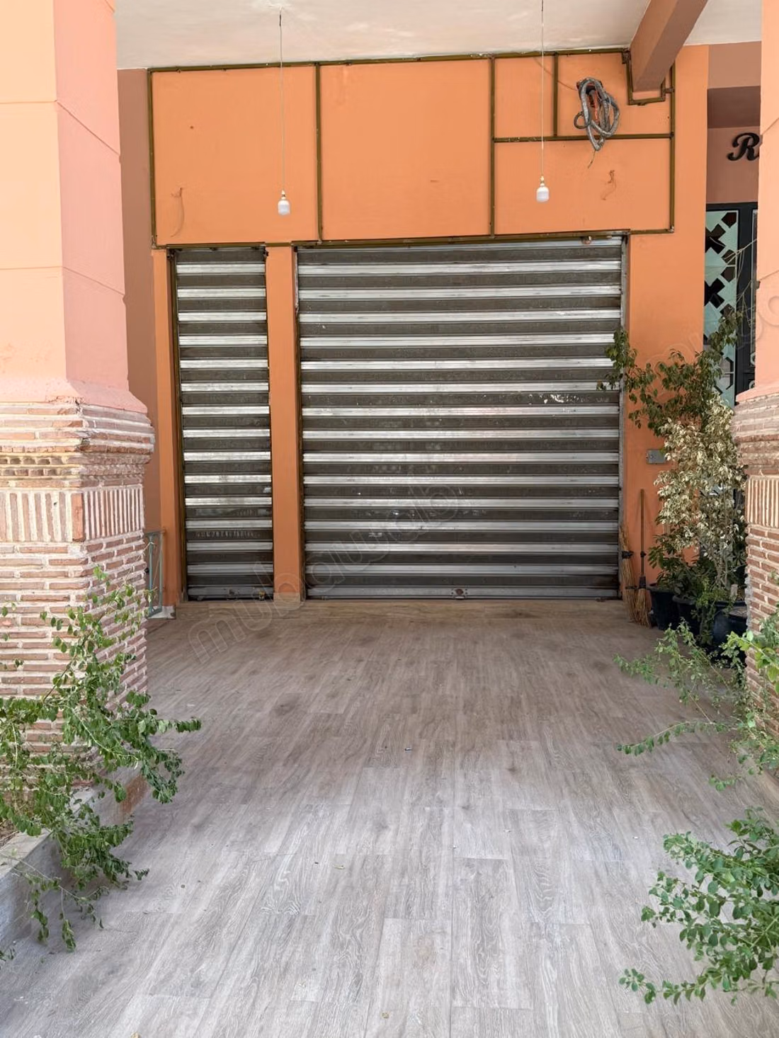 Louez ce local commercial à Guéliz. Superficie 42 m². Conciergerie à disposition, système de climatisation