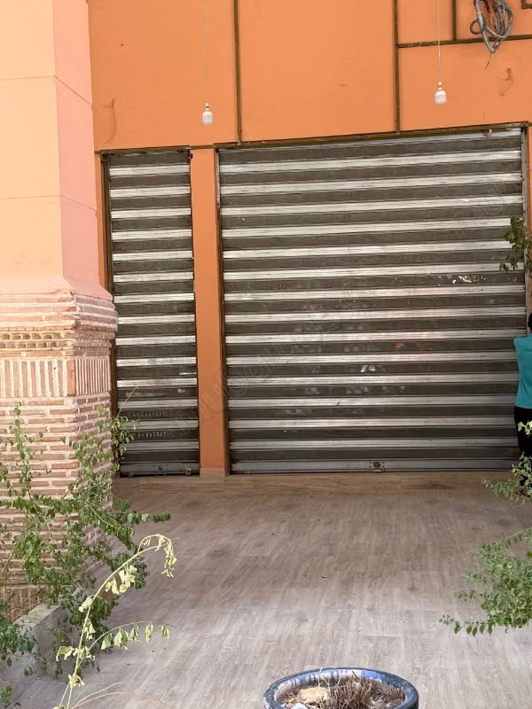 Rent this commercial space in Guéliz. Area 42 m². Concierge service available, air conditioning system