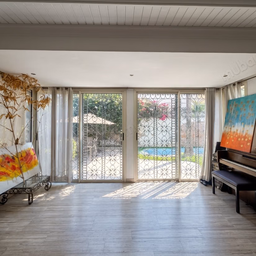 Villa de haut standing à vendre à Oasis.
Superficie 599 m².
Jardin et terrasse