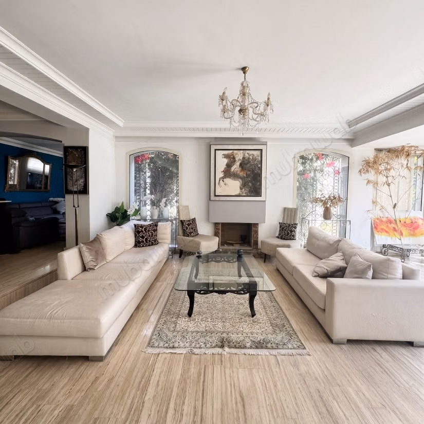 Villa de haut standing à vendre à Oasis.
Superficie 599 m².
Jardin et terrasse