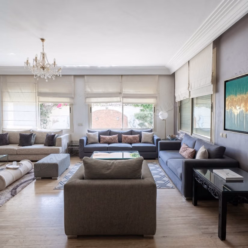 Villa de haut standing à vendre à Oasis.
Superficie 599 m².
Jardin et terrasse