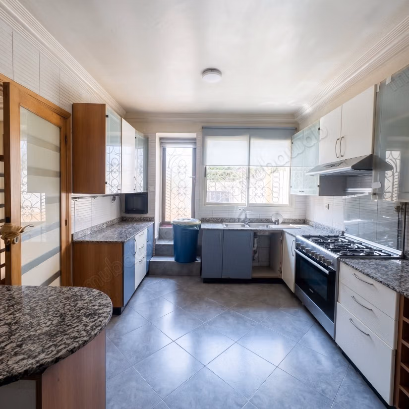 Villa de haut standing à vendre à Oasis.
Superficie 599 m².
Jardin et terrasse