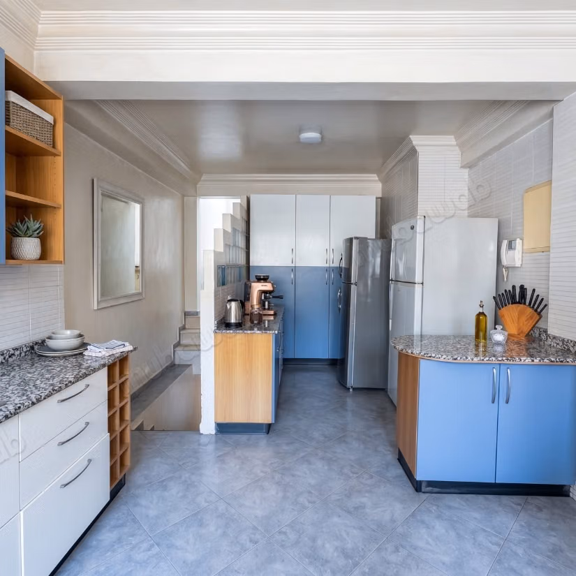 Villa de haut standing à vendre à Oasis.
Superficie 599 m².
Jardin et terrasse