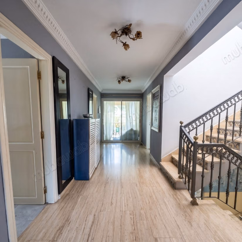 Villa de haut standing à vendre à Oasis.
Superficie 599 m².
Jardin et terrasse