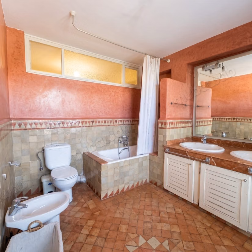Villa de haut standing à vendre à Oasis.
Superficie 599 m².
Jardin et terrasse
