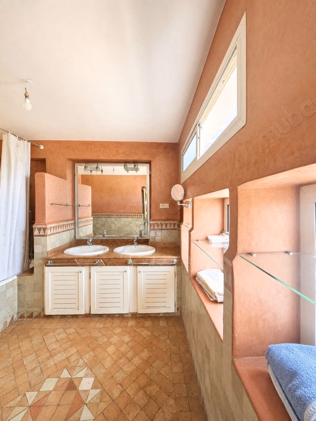 Villa de haut standing à vendre à Oasis.
Superficie 599 m².
Jardin et terrasse