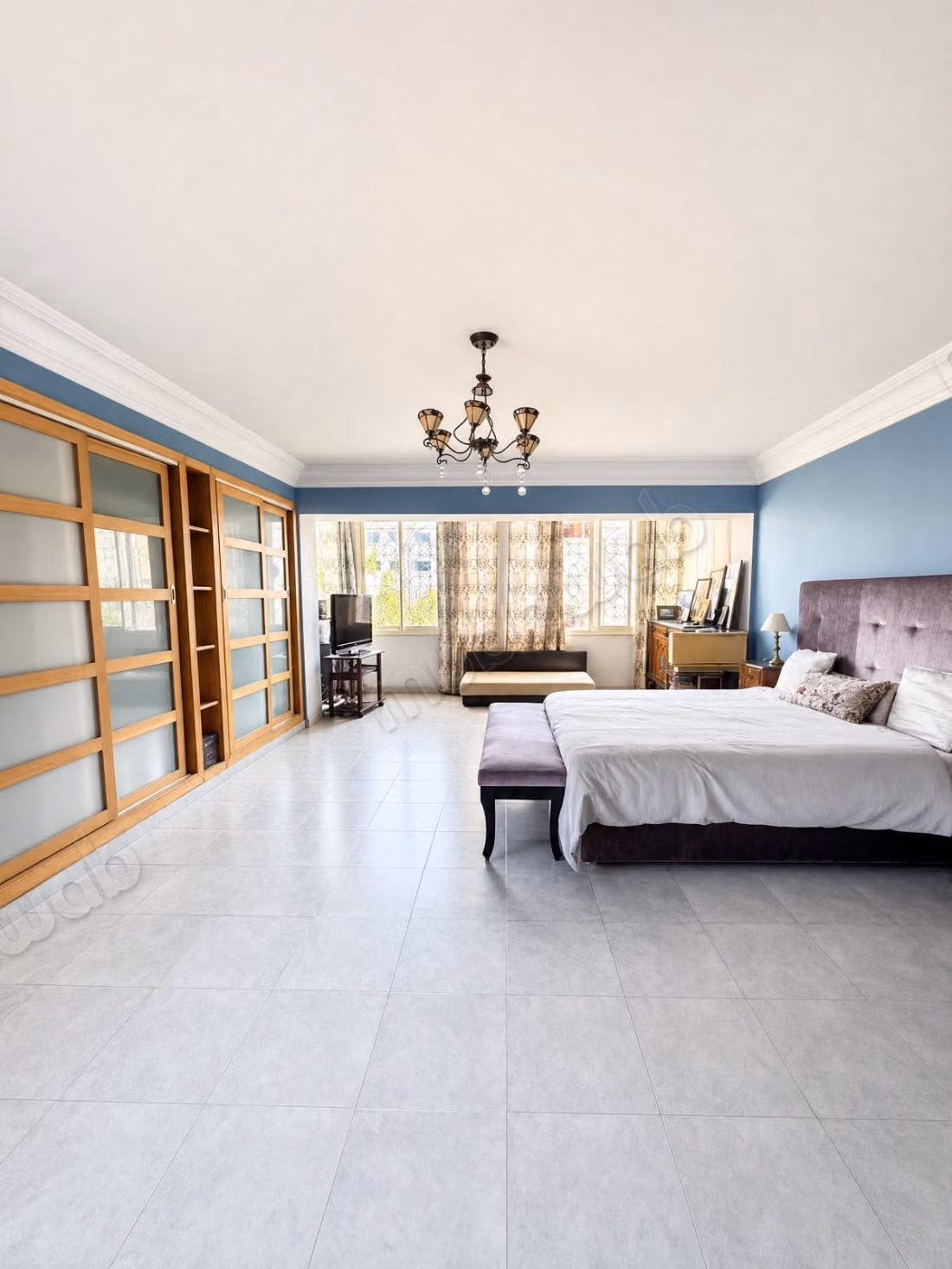 Villa de haut standing à vendre à Oasis.
Superficie 599 m².
Jardin et terrasse