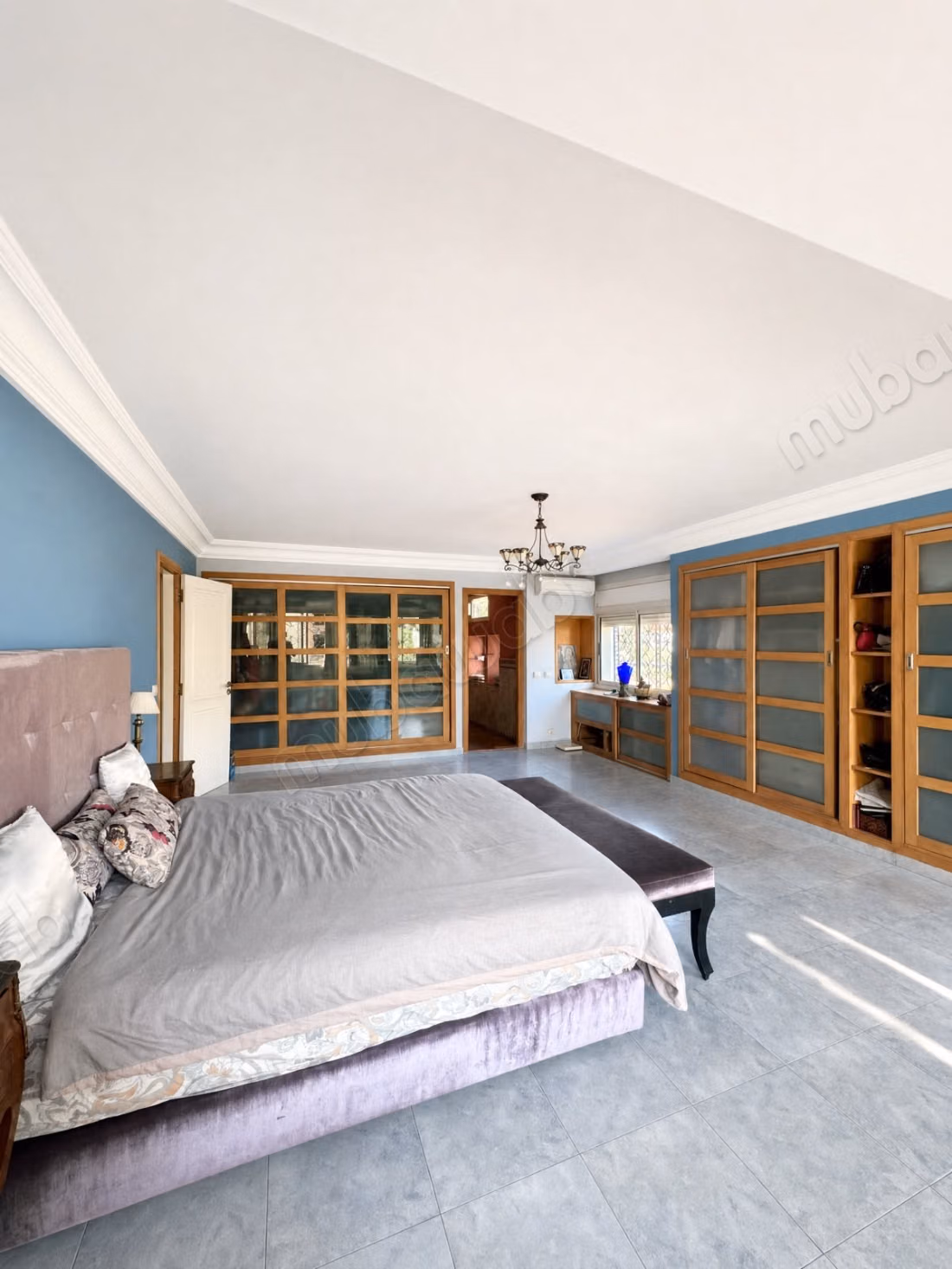 Villa de haut standing à vendre à Oasis.
Superficie 599 m².
Jardin et terrasse