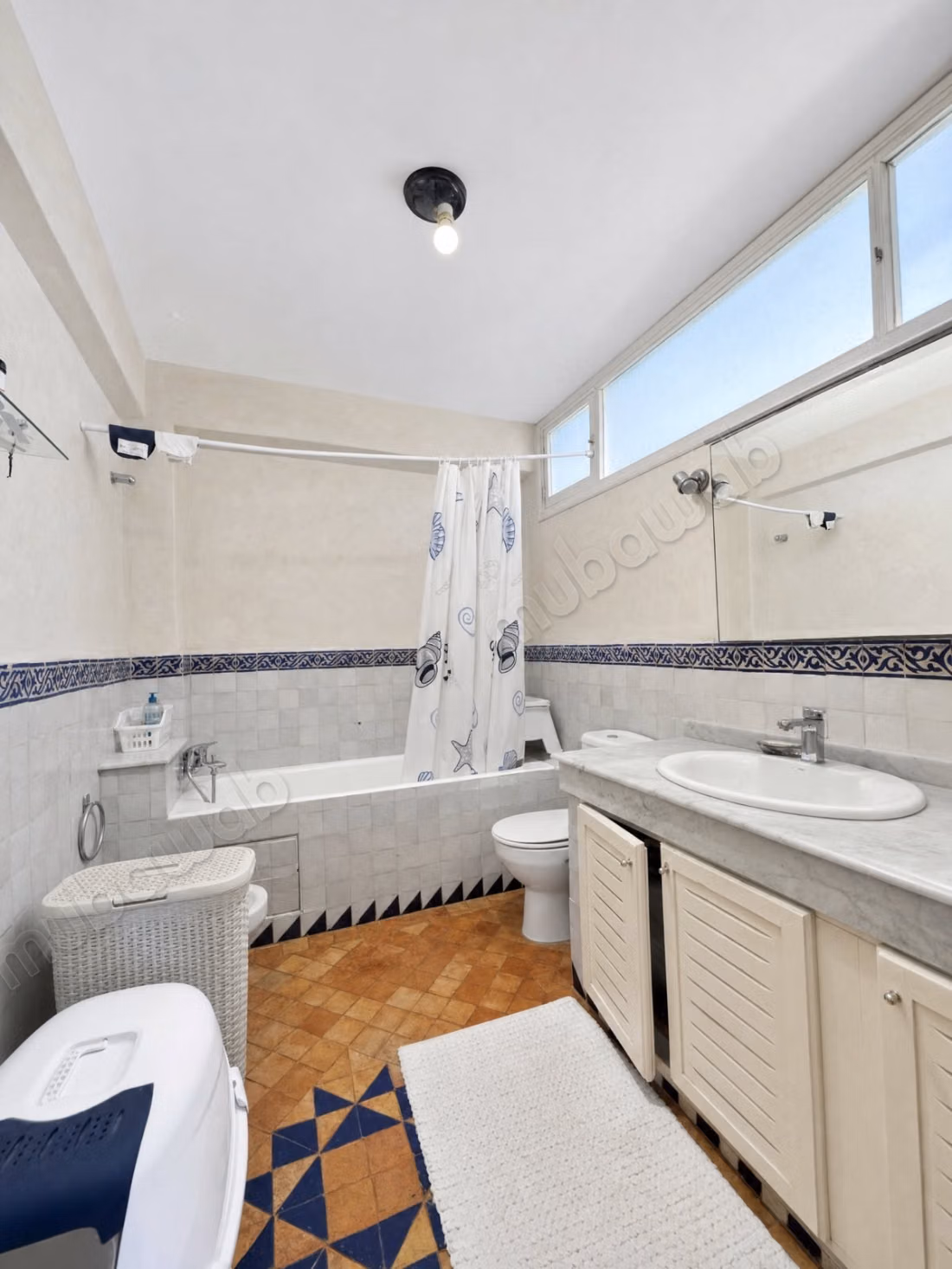 Villa de haut standing à vendre à Oasis.
Superficie 599 m².
Jardin et terrasse