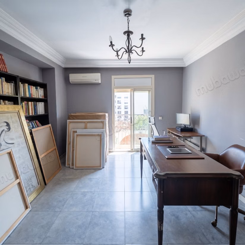 Villa de haut standing à vendre à Oasis.
Superficie 599 m².
Jardin et terrasse