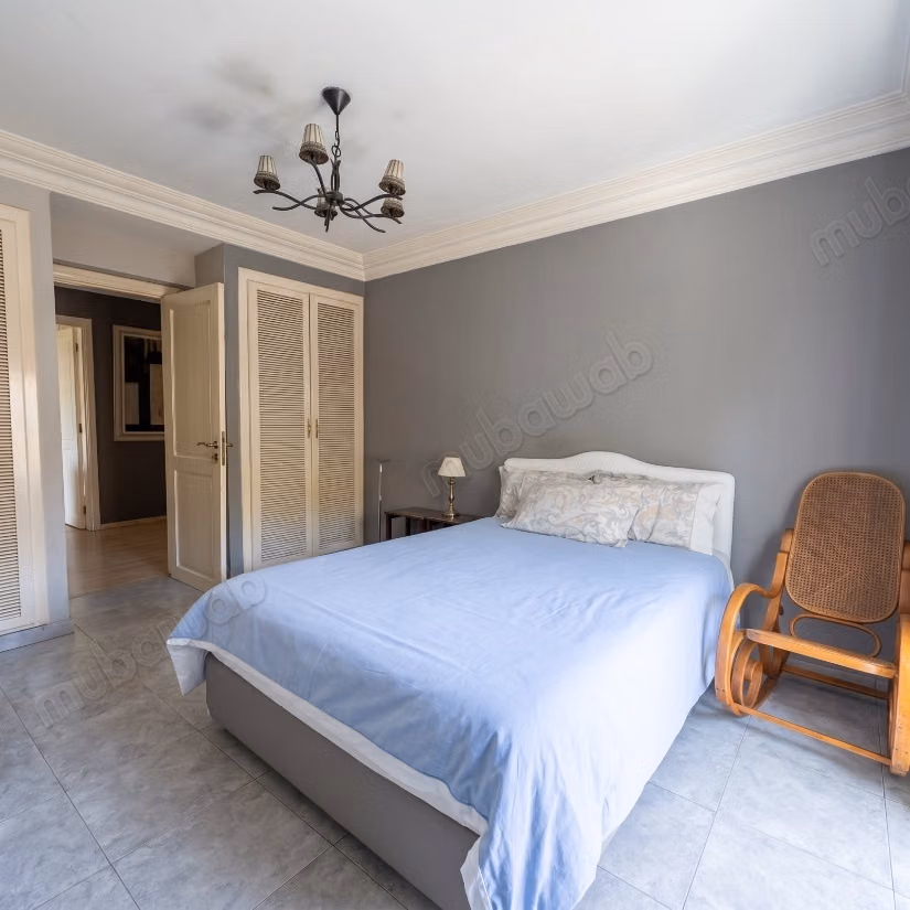 Villa de haut standing à vendre à Oasis.
Superficie 599 m².
Jardin et terrasse