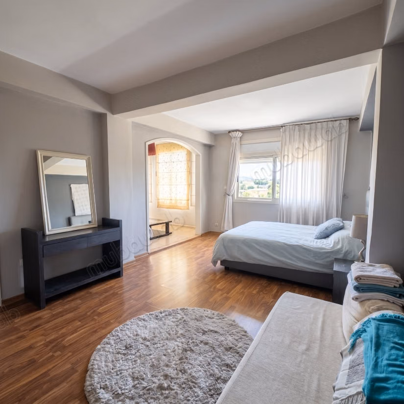 Villa de haut standing à vendre à Oasis.
Superficie 599 m².
Jardin et terrasse